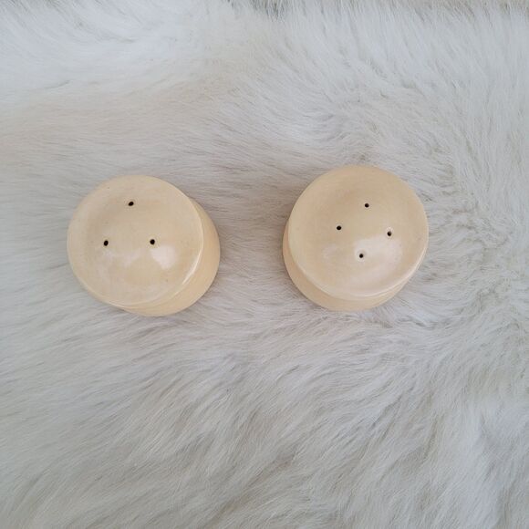 Vintage Pfaltzgraff Salt and Pepper Shakers Biege Stoneware Round Wide - Picture 2 of 4